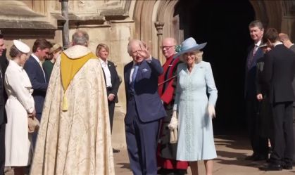 Rei Charles e família real participam de cerimônia de Páscoa em Windsor