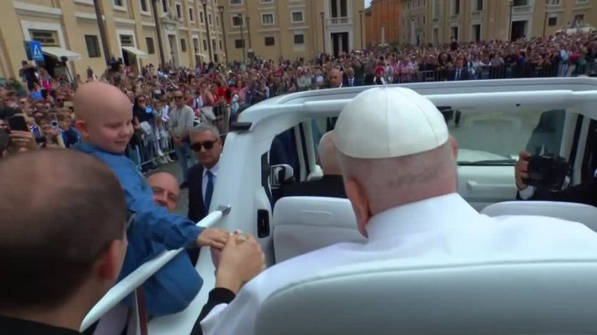 Papa Francisco cumprimenta a multidão animada da Páscoa no papamóvel • Reprodução/Vatican Media