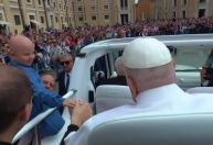 Papa Francisco cumprimenta multidão em papamóvel na Páscoa