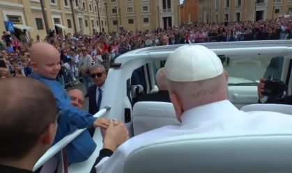 Papa Francisco cumprimenta multidão em papamóvel na Páscoa