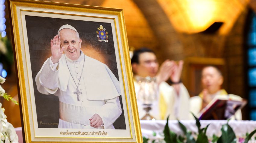 Uma foto do Papa Francisco é mantida em exibição durante uma missa, após seu falecimento ser anunciado pelo Vaticano, na Igreja Católica de São Luís, em Bangcoc, Tailândia 21/04/2025 • REUTERS/Athit Perawongmetha