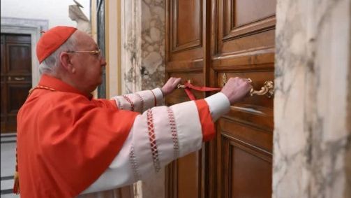 Selos colocados no Palácio Apostólico, após a morte do Papa Francisco