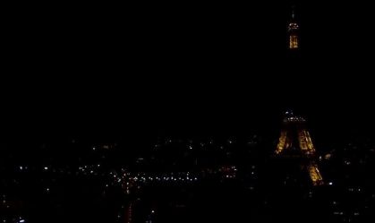 Vídeo: Luzes da Torre Eiffel se apagam em homenagem ao papa Francisco