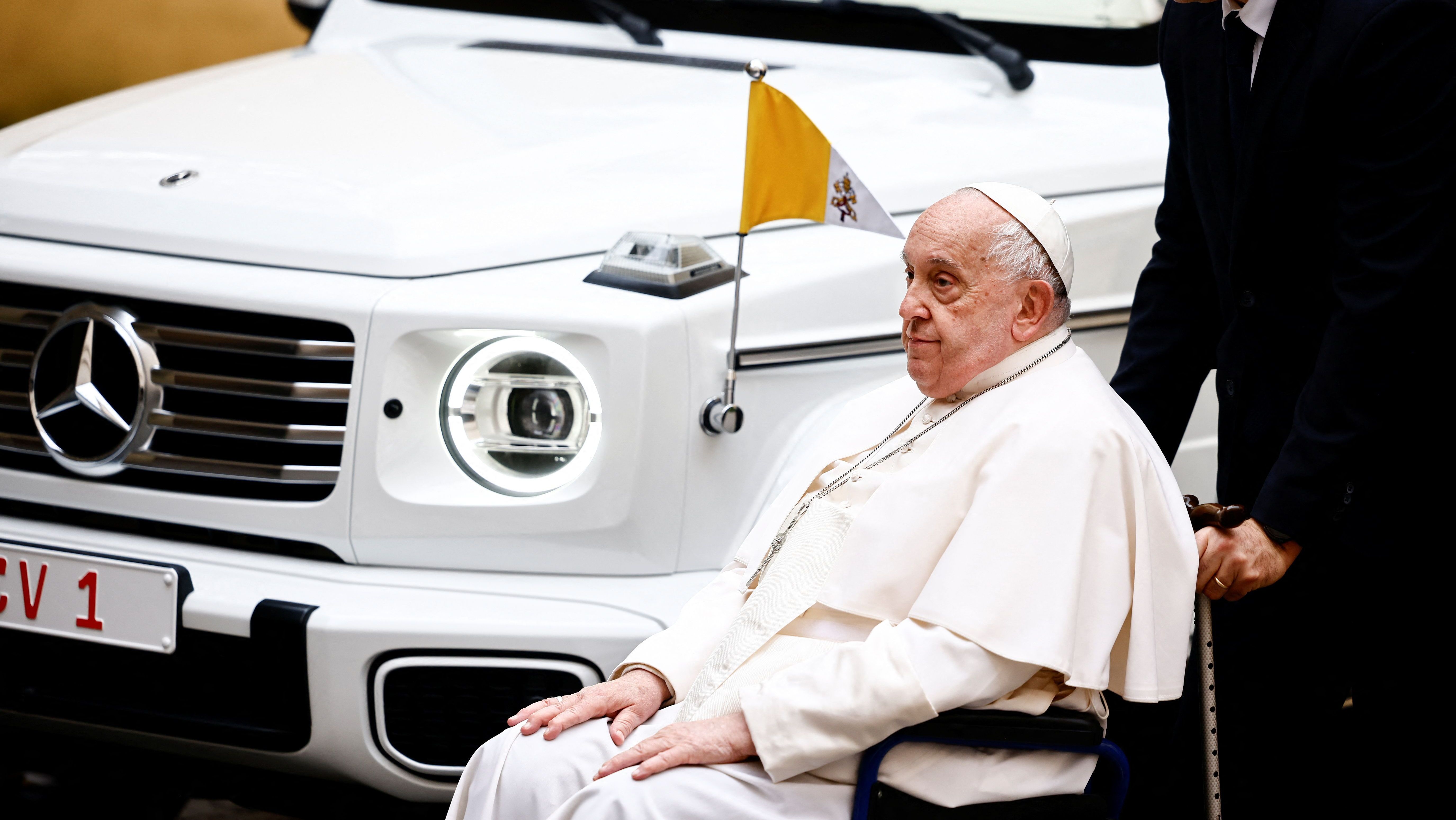 Papa Francisco recebe novo papamóvel aberto no Vaticano