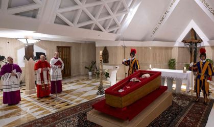 Papa Francisco é colocado em caixão de madeira no Vaticano