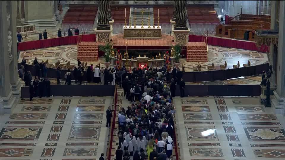 MOMENT: First faithful enter St Peter's Basilica to pay tribute to Pope Francis