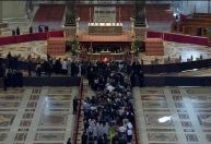 Fiéis começam a visitar corpo do papa Francisco na Basílica de São Pedro