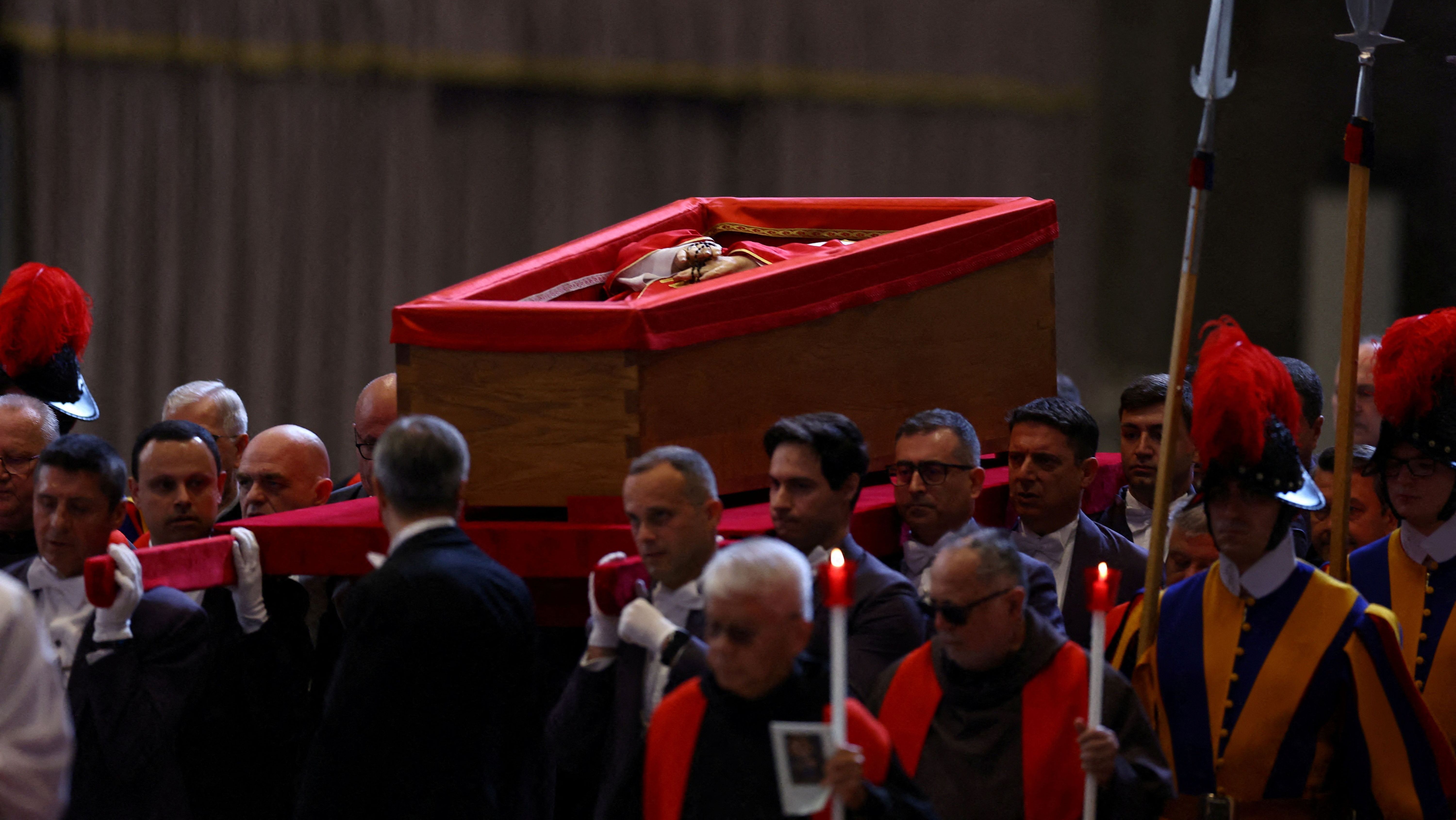 Corpo do papa Francisco é levado para Basílica de São Pedro