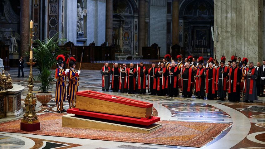 Corpo do papa Francisco é velado na Basílica de São Pedro
