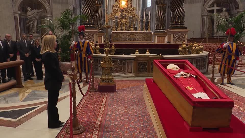 Giorgia Meloni, primeira-ministra da Itália, vai ao velório do papa Francisco