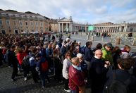 Vaticano pede que visitantes não tirem selfies com caixão do papa Francisco