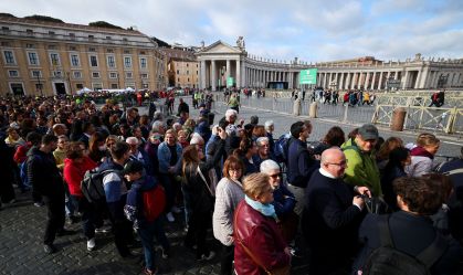 Vaticano pede que visitantes não tirem selfies com caixão do papa Francisco