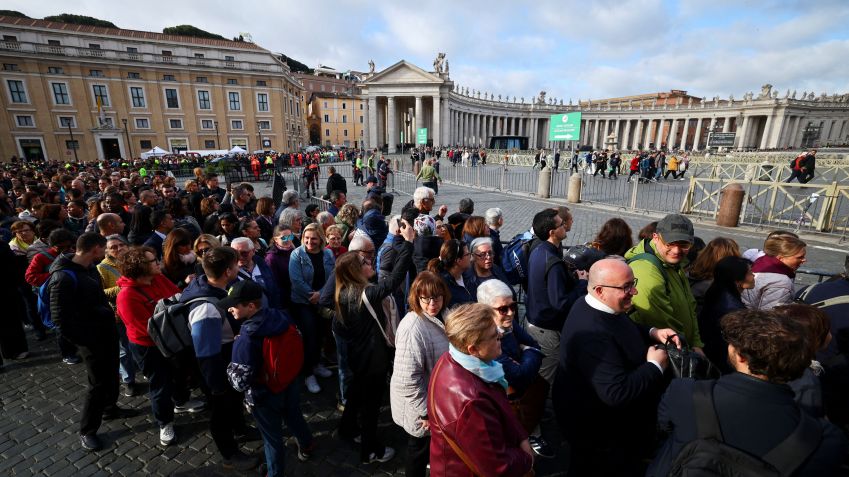 Fila para velório do papa Francisco na Basílica de São Pedro. • Carlos Barria/Reuters