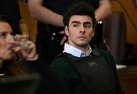 Luigi Mangione se declara inocente; promotores buscam pena de morte nos EUA