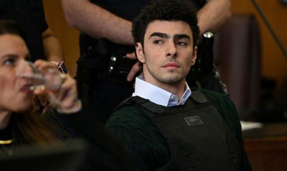 Luigi Mangione se declara inocente; promotores buscam pena de morte nos EUA