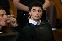 Luigi Mangione se declara inocente; promotores buscam pena de morte nos EUA