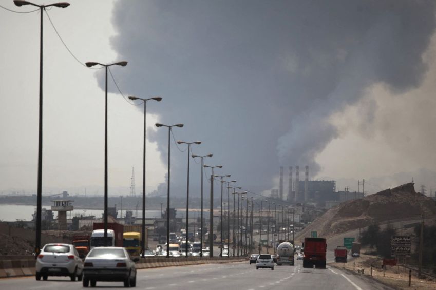 Fumaça de explosão no porto de Shahid Rajaee em Bandar Abbas, Irã. • Mohammad Rasoul Moradi/IRNA/WANA via REUTERS