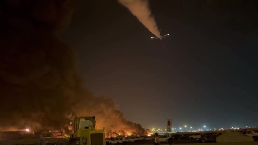 Operação de resgate em andamento no local da explosão do porto iraniano. • Reprodução/Reuters