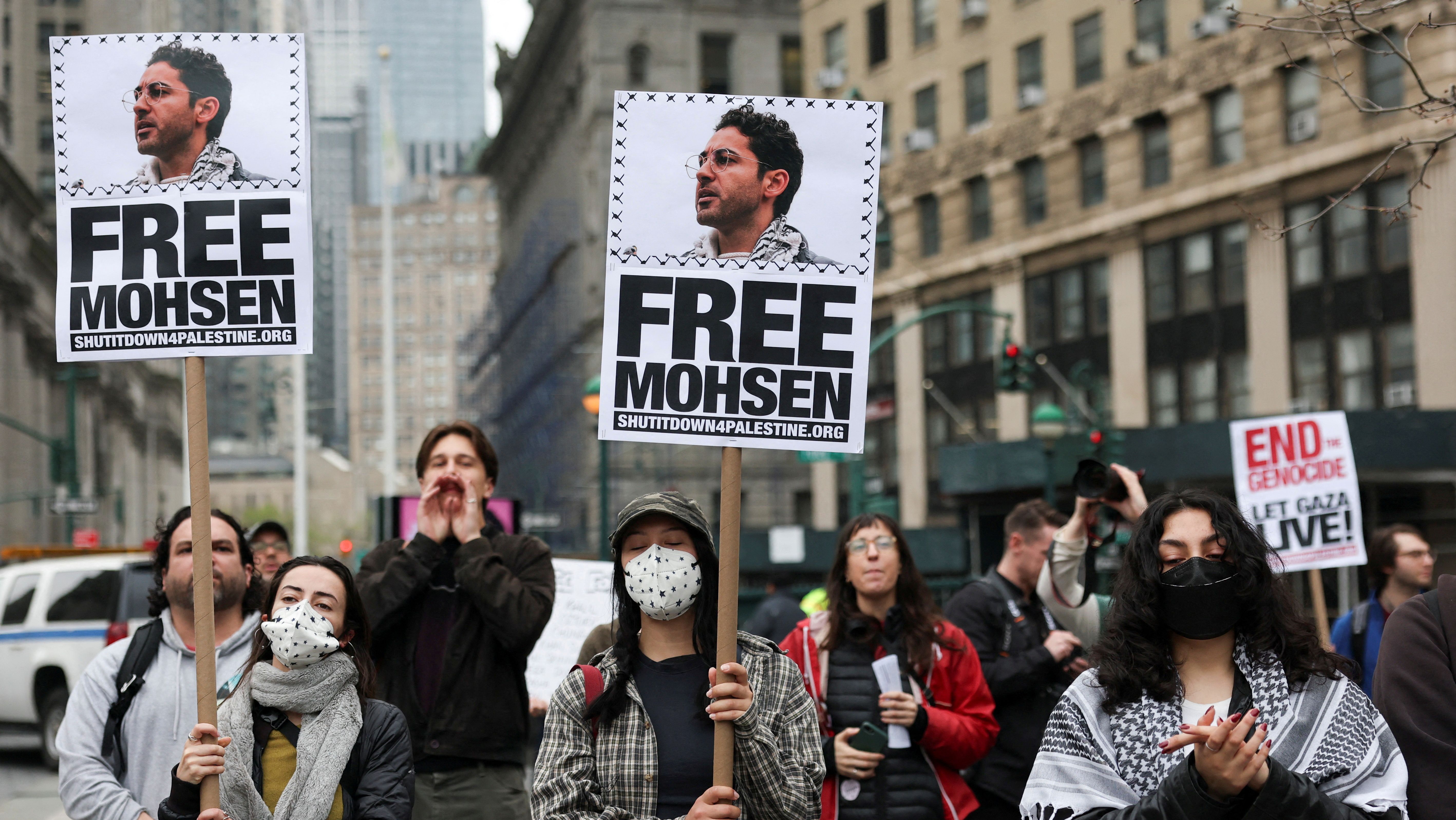 Manifestantes se reúnem para pedir a libertação de Mohsen Mahdawi em Manhattan