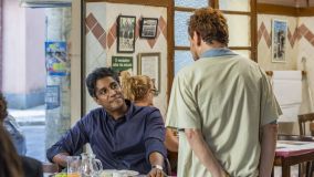 Otávio (Breno da Matta) elogia a comida do bar de Poliana (Matheus Nachtergaele) e quer propor um negócio.