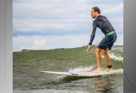 Quem era o surfista francês que morreu afogado após grandes ondas em Santos