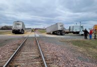 Vídeo: Caminhão é partido ao meio após colisão com trem nos Estados Unidos