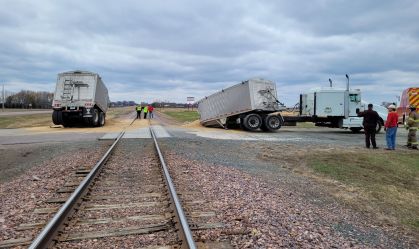 Vídeo: Caminhão é partido ao meio após colisão com trem nos Estados Unidos