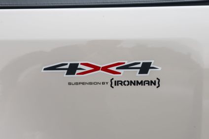 Modelo tem adesivo 4x4 na carroceria