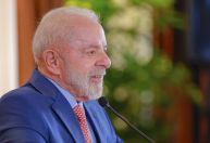 Lula diz a senadores que será candidato em 2026