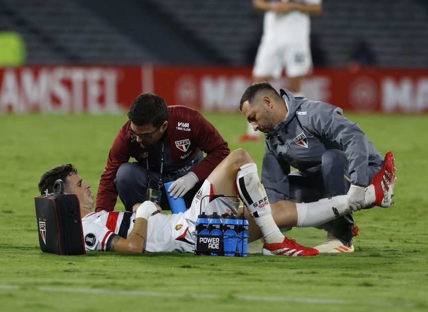 Oscar recebe atendimento médico na partida contra o Talleres, em Córdoba • Foto: Rubens Chiri/Saopaulofc.net