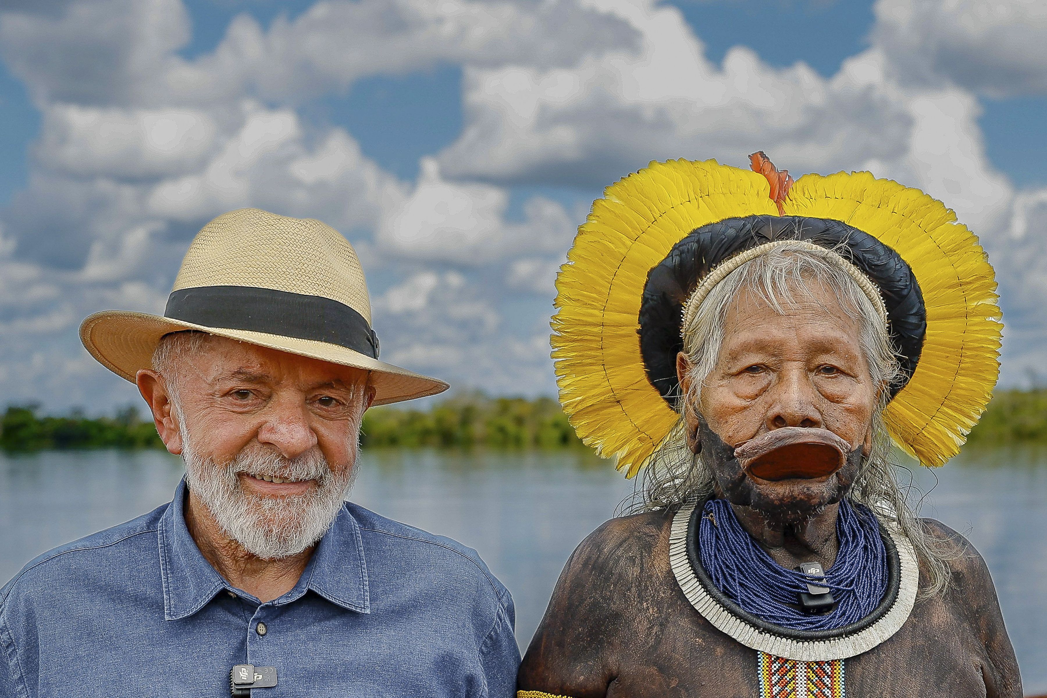 Luiz Inácio Lula da Silva (e), durante cerimônia de homenagem ao Presidente da República e à Senhora Janja Lula da Silva pelo Cacique Raoni Metuktire (d)