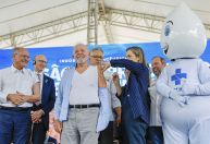 Lula e Alckmin são vacinados contra Influenza durante evento em MG