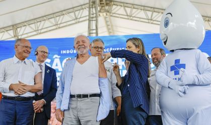Lula e Alckmin são vacinados contra Influenza durante evento em MG