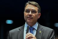 Flávio Bolsonaro diz reprovar fala de deputado que desejou morte de Lula
