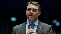 Flávio fala em “tese lunática” e elogia desempenho de Bolsonaro no STF