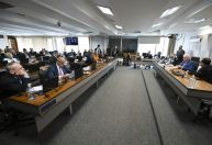 Comissão adia análise de PEC sobre fim da reeleição de chefes do Executivo