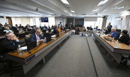 Comissão adia análise de PEC sobre fim da reeleição de chefes do Executivo