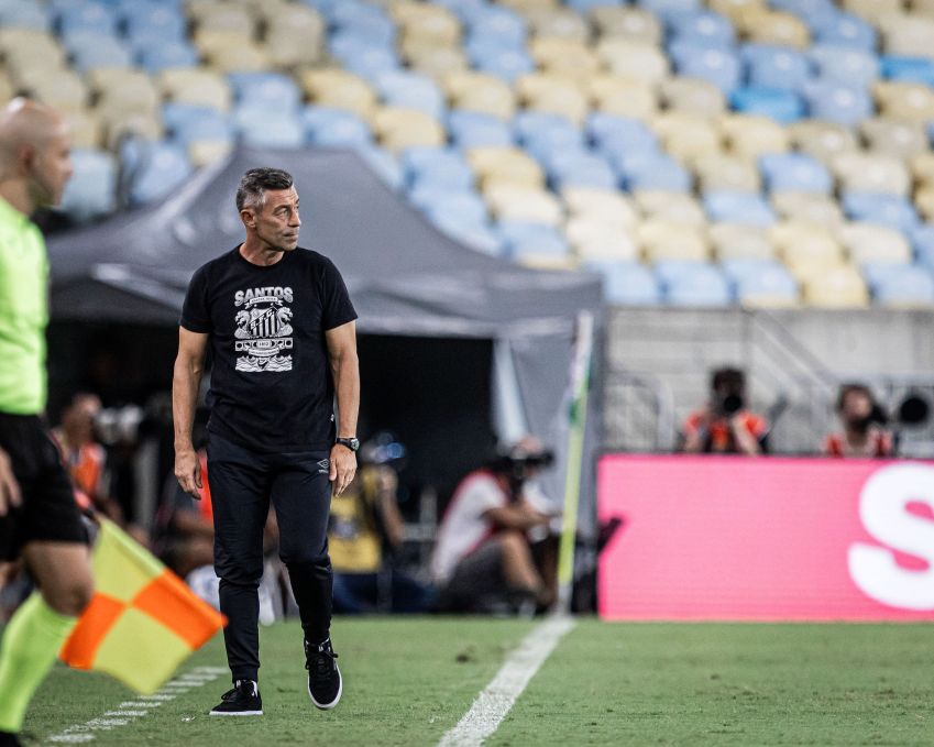 Pedro Caixinha perdeu o cargo após a derrota para o Fluminense, de Renato Gaúcho • Foto: Divulgação/Santos