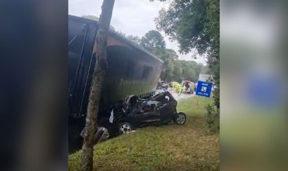 Engavetamento deixa três mortos e cinco feridos no interior de SC