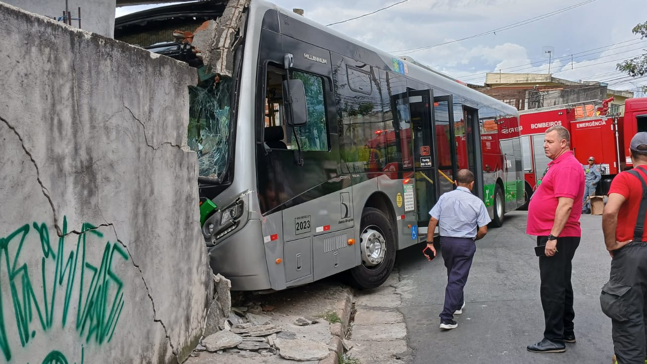 Ônibus desgovernado colide contra muro de duas casas em Pirituba (SP)