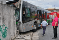 Ônibus desgovernado atinge muro de duas casas na zona norte de SP