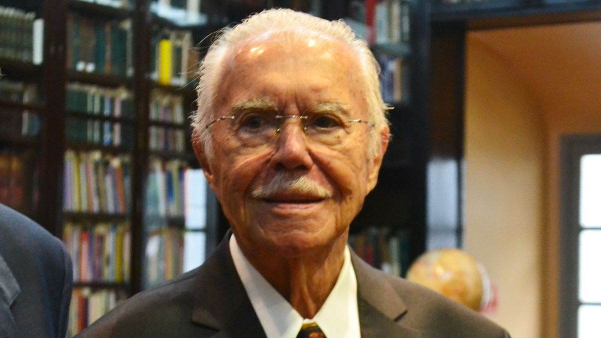 José Sarney continua internado e evolui em tratamento de pneumonia