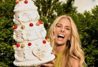 Adriane Galisteu mostra bolo de aniversário de três andares: "Sou grata"