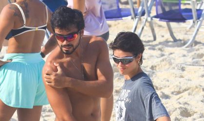 Rodrigo Simas mostra tanquinho curtindo praia com Agatha Moreira; veja
