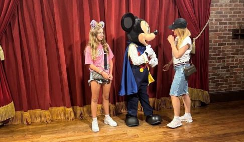 Eva e Angélica conhecem Mickey durante viagem à Disney