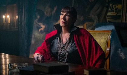 Anjelica Huston revela que está curada de câncer: “Bem sério”
