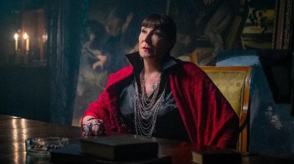 Anjelica Huston em cena da franquia "John Wick"