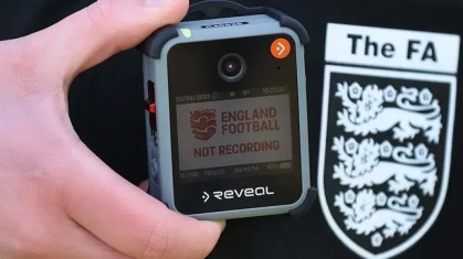 Árbitros ingleses testaram a tecnologia das câmeras corporais em 2024