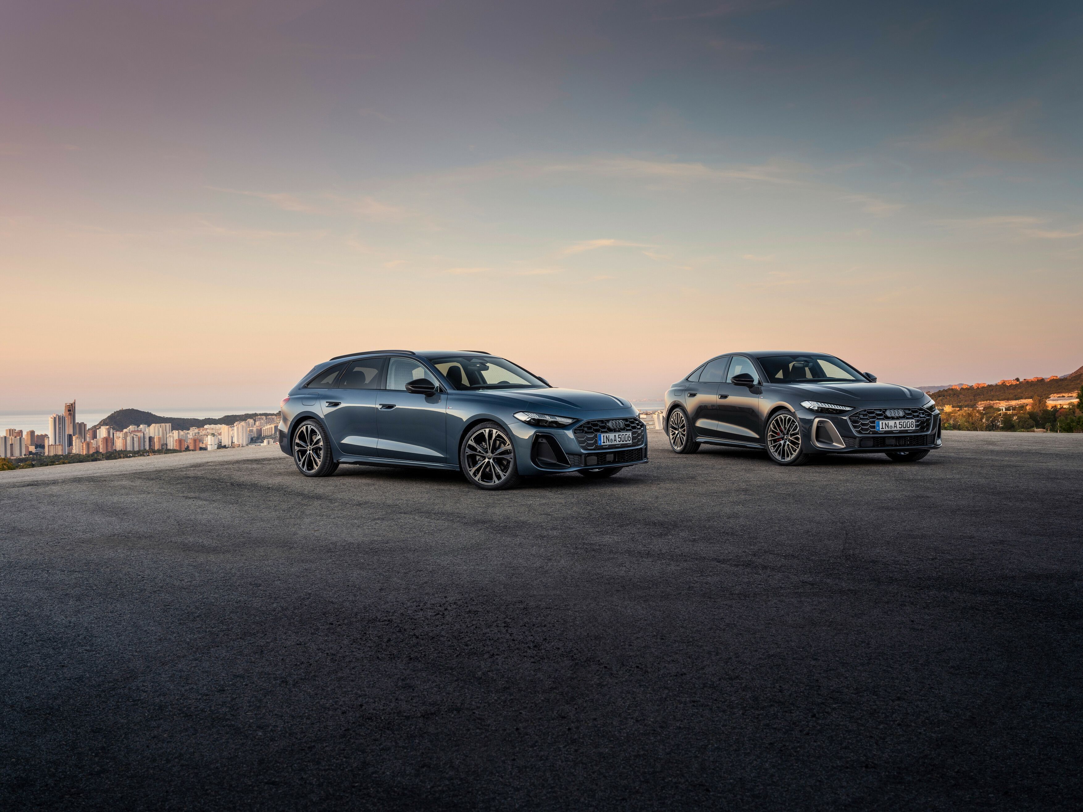 Static photo, Audi A5 Avant, Colour: Horizon Blue metallic, Audi A5 Sedan, Colour: Magnet Grey The Panoramic glass roof with switchable transparency is expected to be available in Germany from the fourth quarter of 2024. For the exact launch date, please contact your Audi partner. • Divulgação
