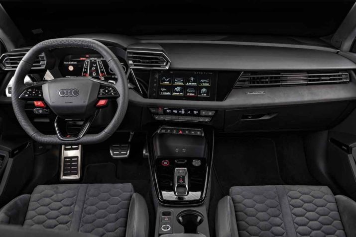 Audi RS 3 Sedan se destaca pelo volante com formato hexagonal • Thiago Ventura/CNN